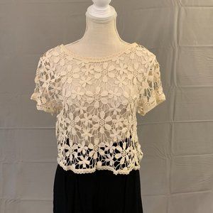Tags on! Urban Outfitters: Kimchi Blue Off-White Cap Sleeve Flower Lace Crop Top
